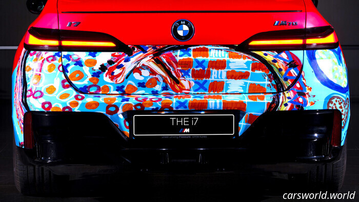 La BMW Art Car trasforma un'auto elettrica di lusso in un'opera surreale di caos in movimento | Carscoops
